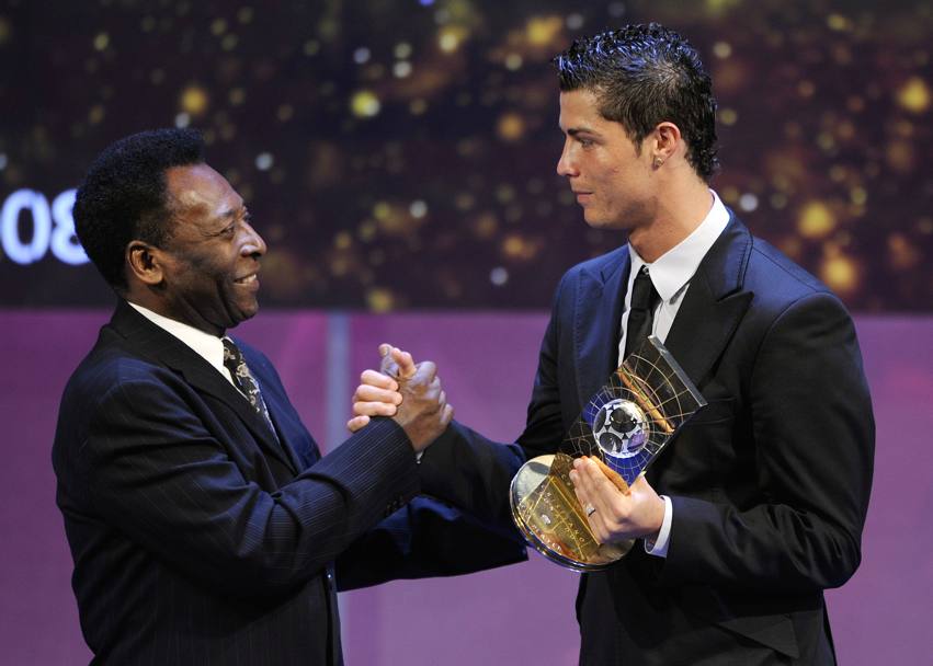 Fifa World Player 2008. Cristiano Ronaldo premiato da Pele (Afp)